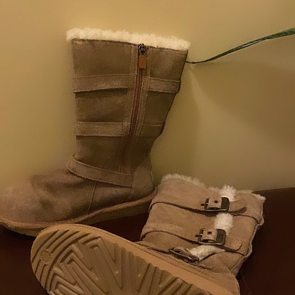 Ugg for girl, size 3. Good condition. Perfect for winter - Picture 2 of 4
